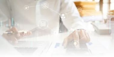 Análise de dados financeiros em laptop com painéis de indicadores