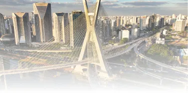 Skyline da zona sul de São Paulo com a ponte estaiada